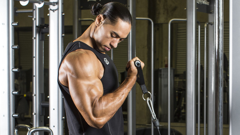 Hvordan du bruker en bicep curl -maskin for effektiv armtrening